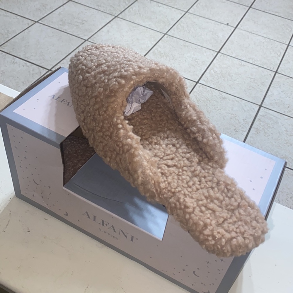 NEW NEW!!!! Women Slippers (X-Large)